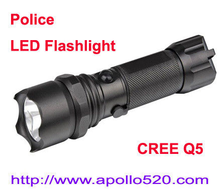 Police dirigé la lampe de poche