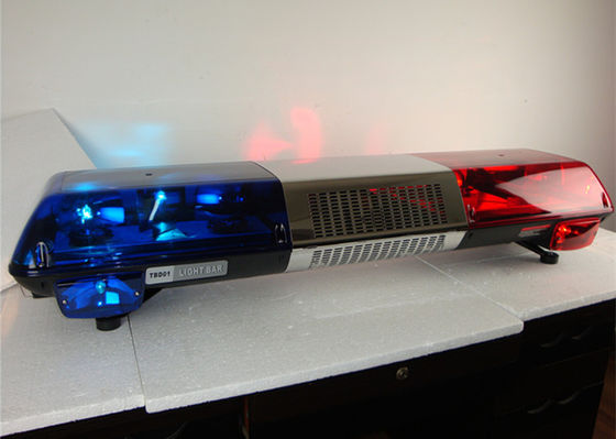 La grúa que destellaba llevó la emergencia lightbar con la rotación, toma abajo, las luces del callejón