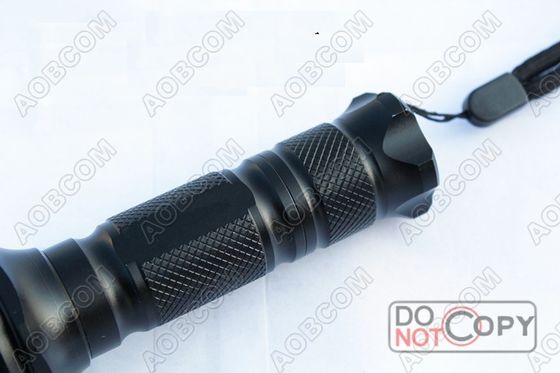350 lumen 100.000 het Zwarte Waterdichte Tactische Geleide Flitslicht van de Urenlevensduur 3.0V-4.2V voor Stormachtig Weer, het Kamperen