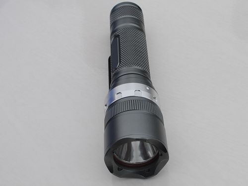 Tactisch geleid flitslicht met magnetische schakelaar